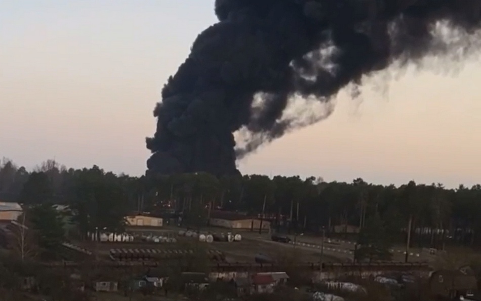 Пожар на нефтебазе в Фокинском районе Брянска локализован