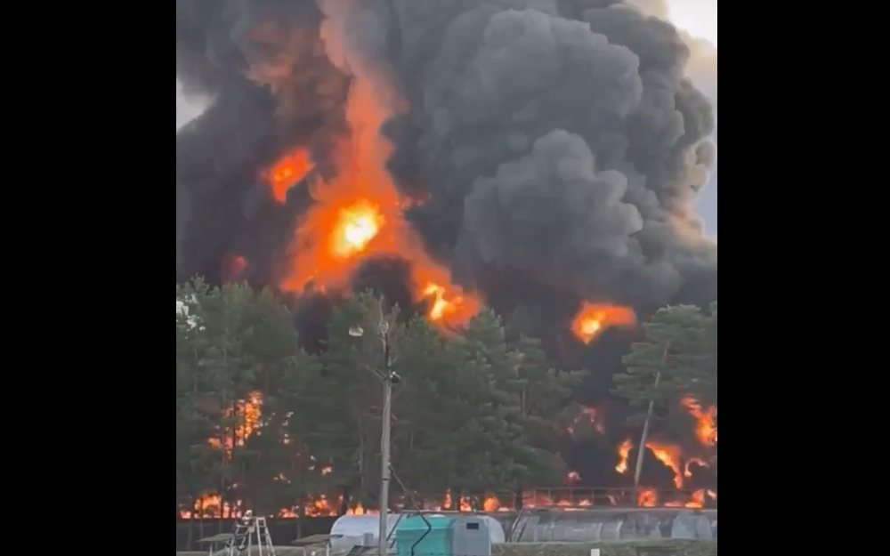 Из-за пожара на нефтебазе ограничили въезд в Брянск