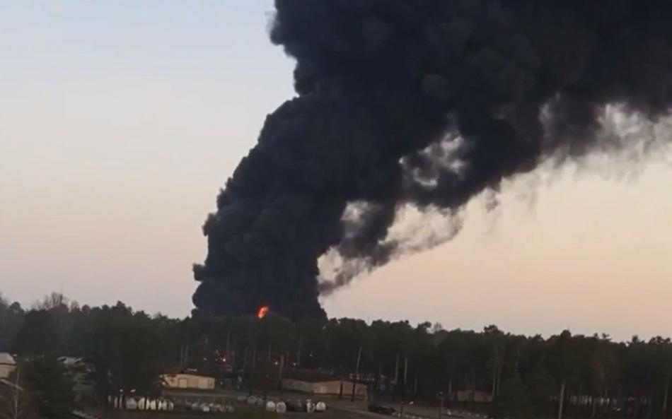Пожару на нефтебазе в Брянске присвоили повышенный ранг