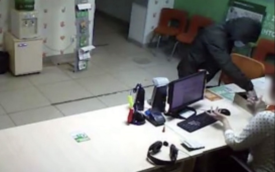 Мужчина с ножом ограбил микрофинансовую организацию в Брянске