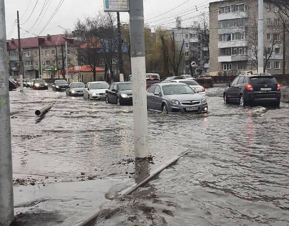 Брянские водители встали в пробке на затопленной улице Пушкина