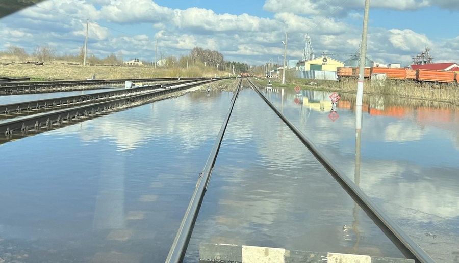 В городе Карачеве из-за паводка затопило железнодорожный переезд