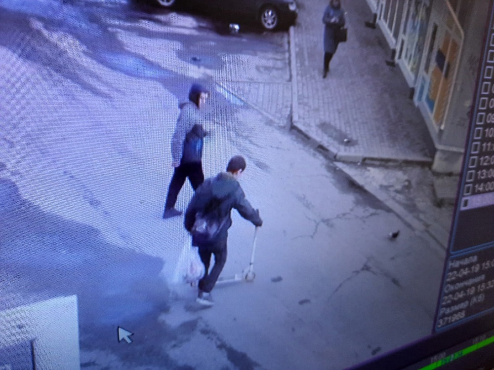 В Брянске два молодых человека у ТЦ «Пушкинский» украли детский самокат