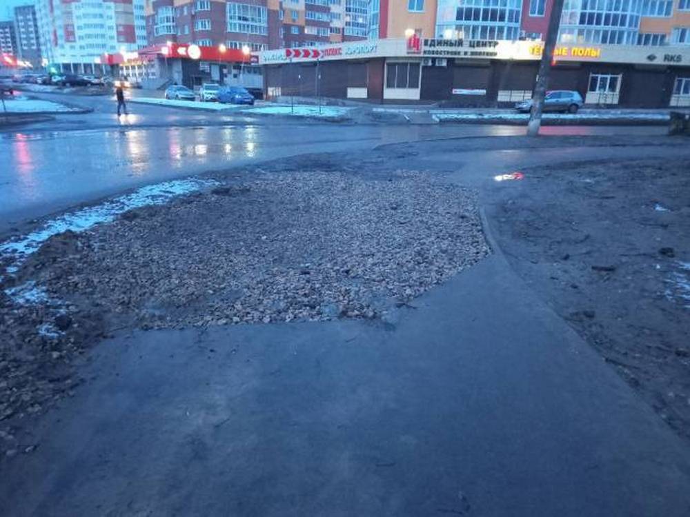 В Брянске коммунальщики изуродовали новый тротуар щебеночной заплаткой