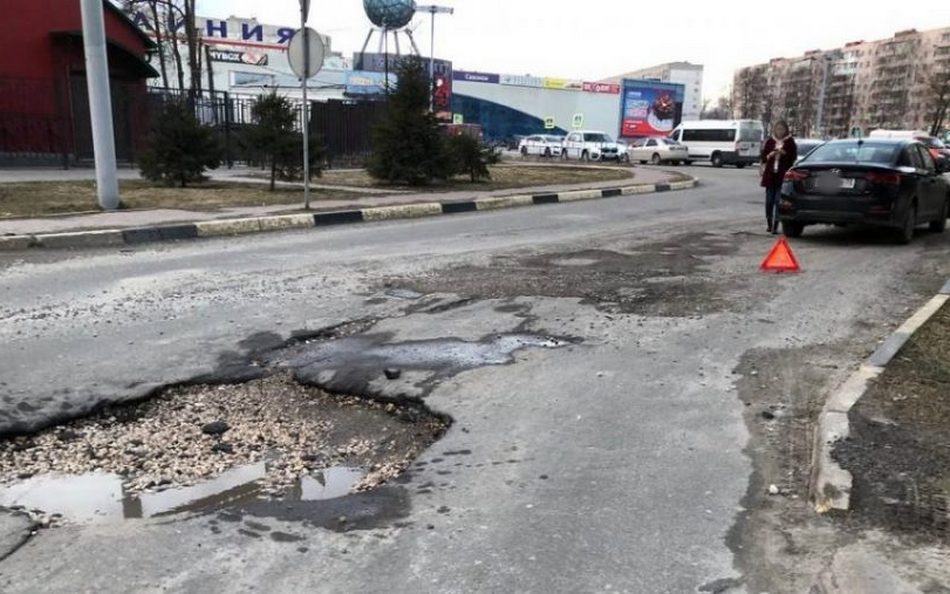 В огромной яме возле брянской «Линии» водители повредили несколько машин