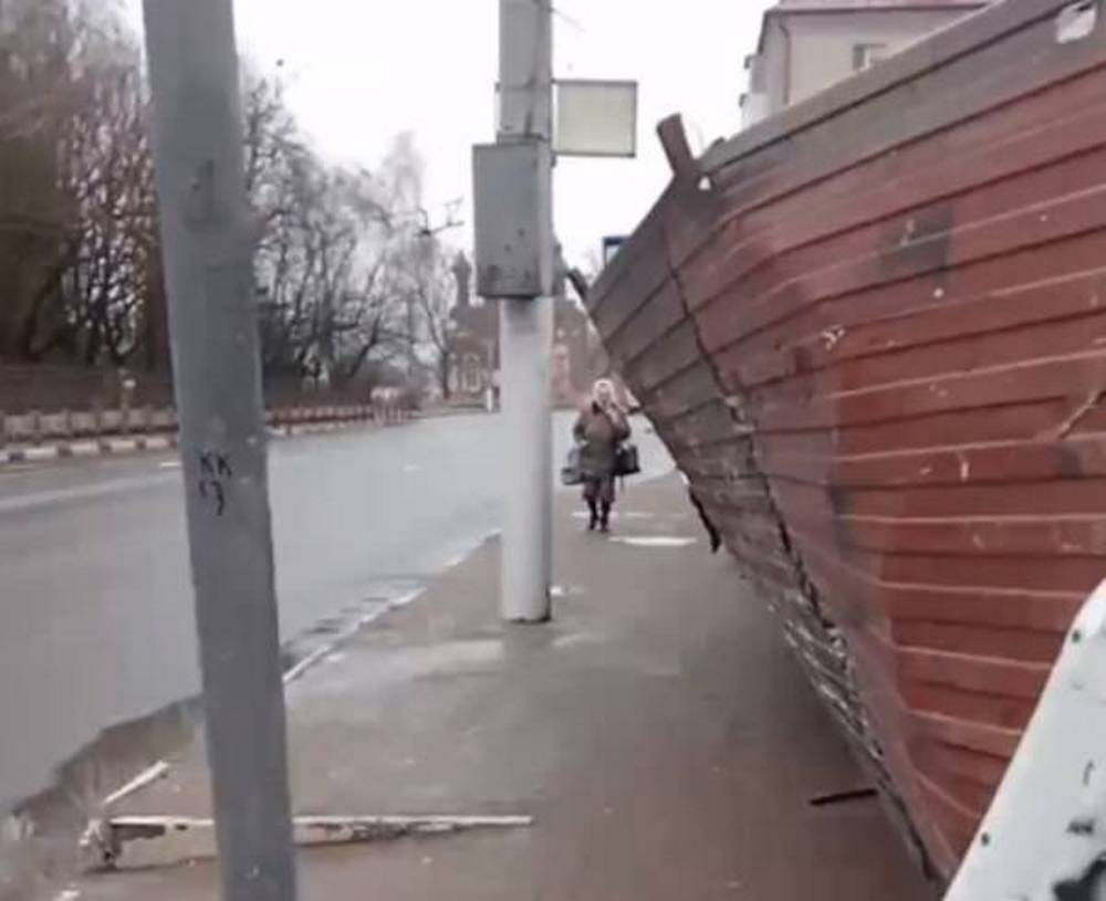 В Брянске на остановке у школы №1 навис падающий забор