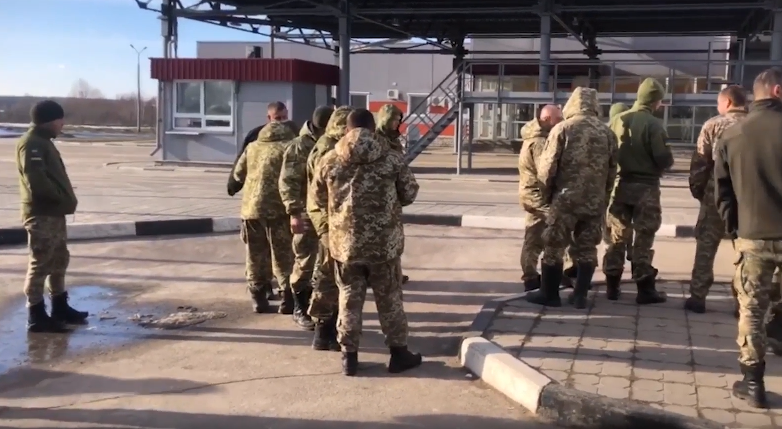 30 сложивших оружие украинских силовиков прибыли в Брянскую область