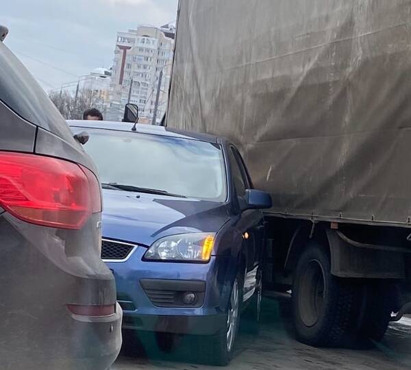 В Брянске произошло ДТП с участием легкового автомобиля и грузовой машины
