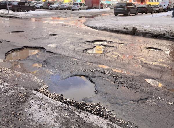 На улице Строкина в Брянске образовались огромные ямы на дороге