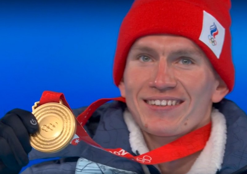 Брянский лыжник Большунов вынес флаг на закрытии Олимпиады