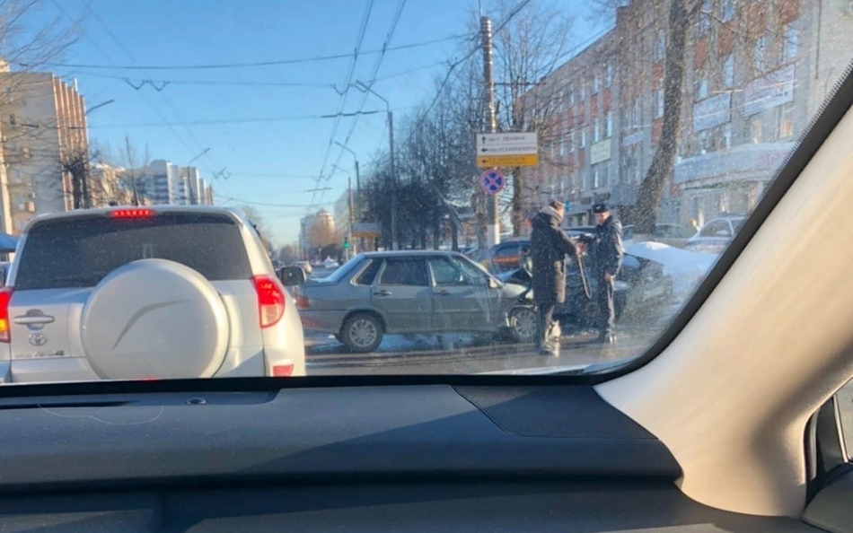 На «Таксопарке» в Брянске столкнулись машины