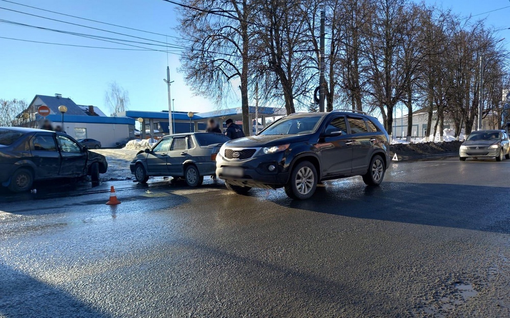 На Красноармейской в Брянске столкнулись машины — пострадала пассажирка