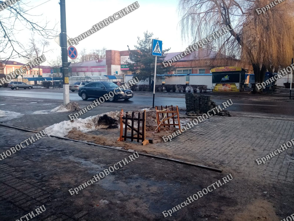 В Новозыбкове обрушился участок тротуара с новой уложенной плиткой