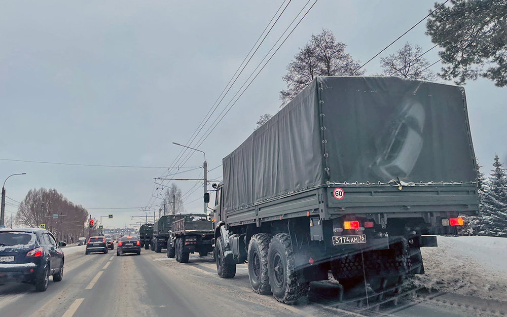По Брянску проехала колонна военных автомобилей