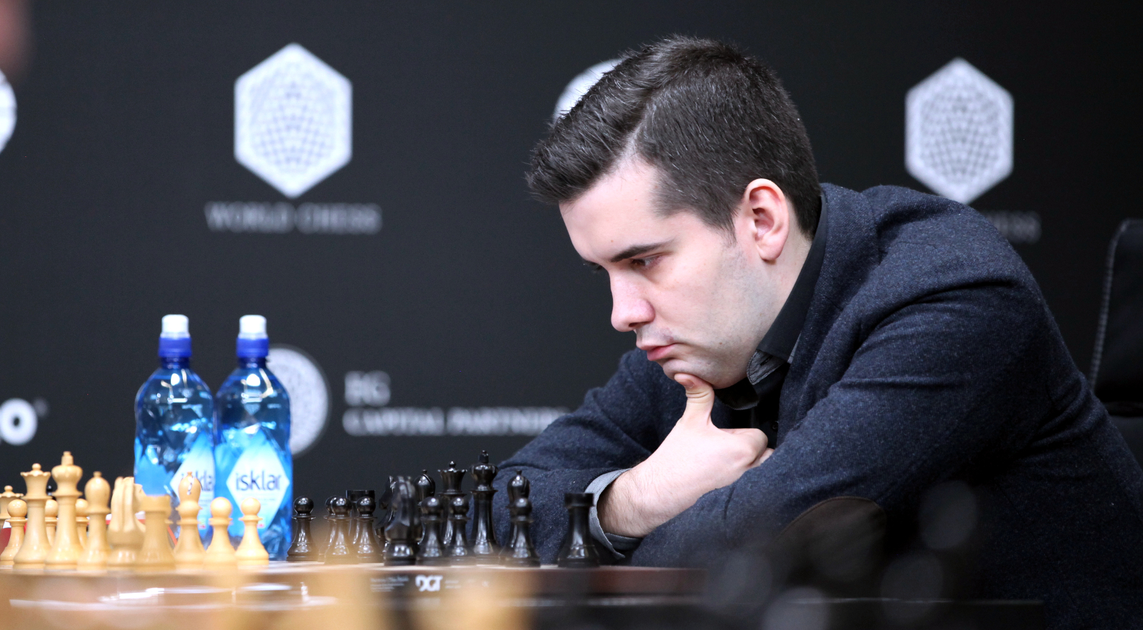 Брянский шахматист Ян Непомнящий опять проиграл Магнусу Карлсену