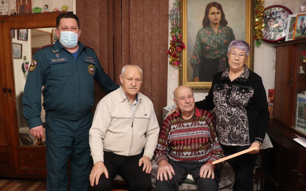 В Брянске ветеран войны и пожарной охраны Иван Ивкин отметил 98-ой День рождения