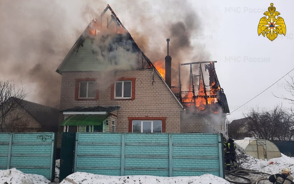 В Брянском районе в Супоневе пожарные потушили горевшие трёхэтажный дом и гараж