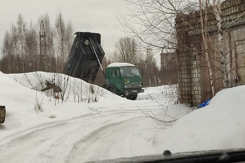 В Брянске водитель КамАЗа выгрузил строительный мусор за гаражами в Бежице