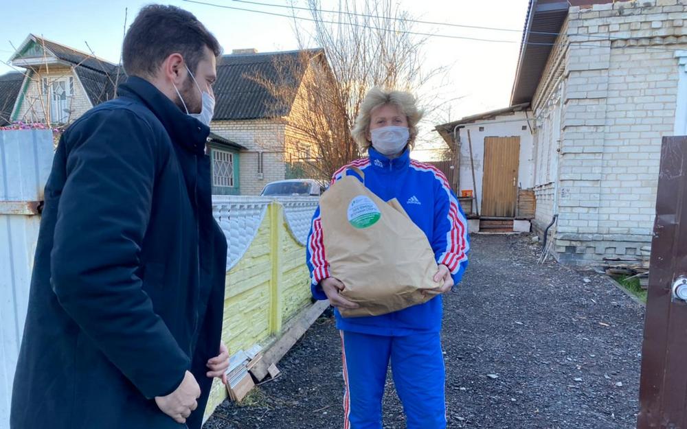 33 ветерана спорта в Брянске получили продуктовые корзины от фонда «Созвездие Добра»