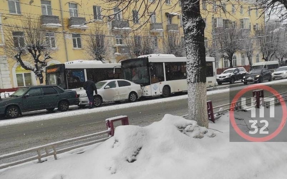 В Советском районе Брянска произошло массовое ДТП с участием автобуса и такси