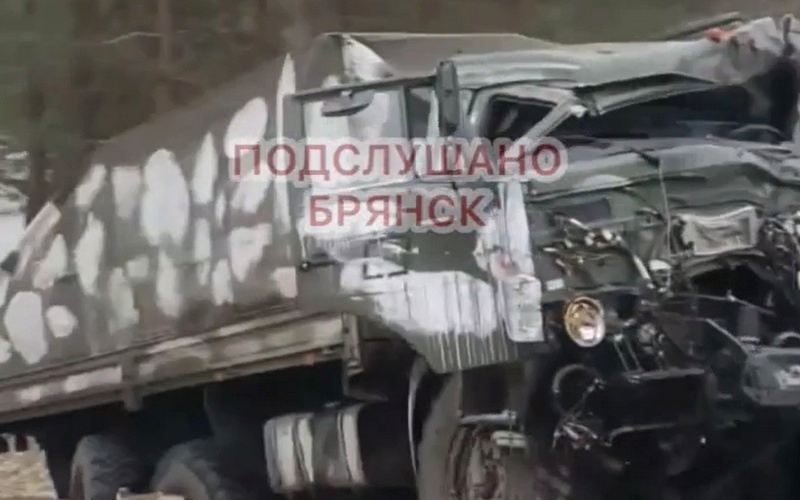 Опубликовано видео с места столкновения фуры и военного автомобиля под Злынкой