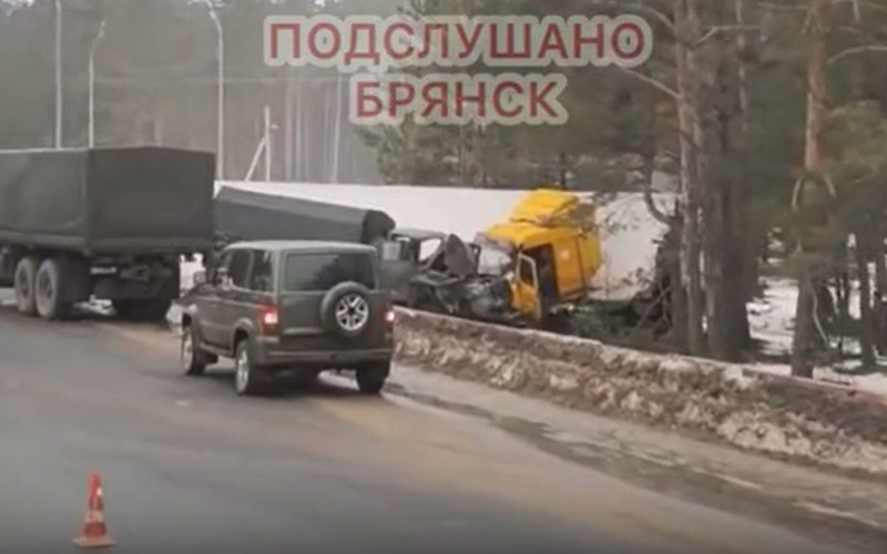 В массовом ДТП с военным авто на брянской трассе ранен водитель фуры