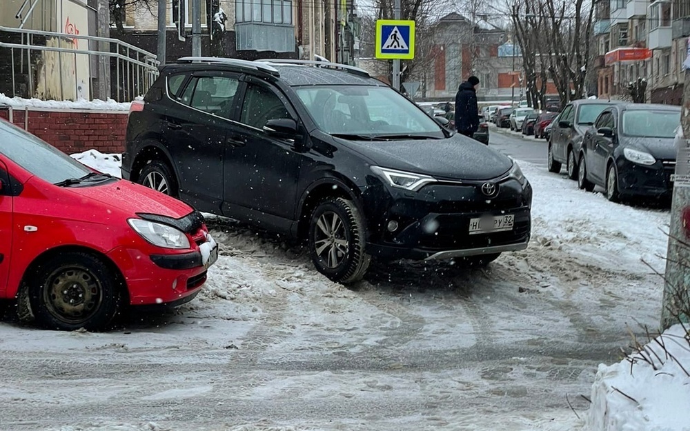 На Ромашина в Брянске автомобилист перепутал тротуар с парковкой