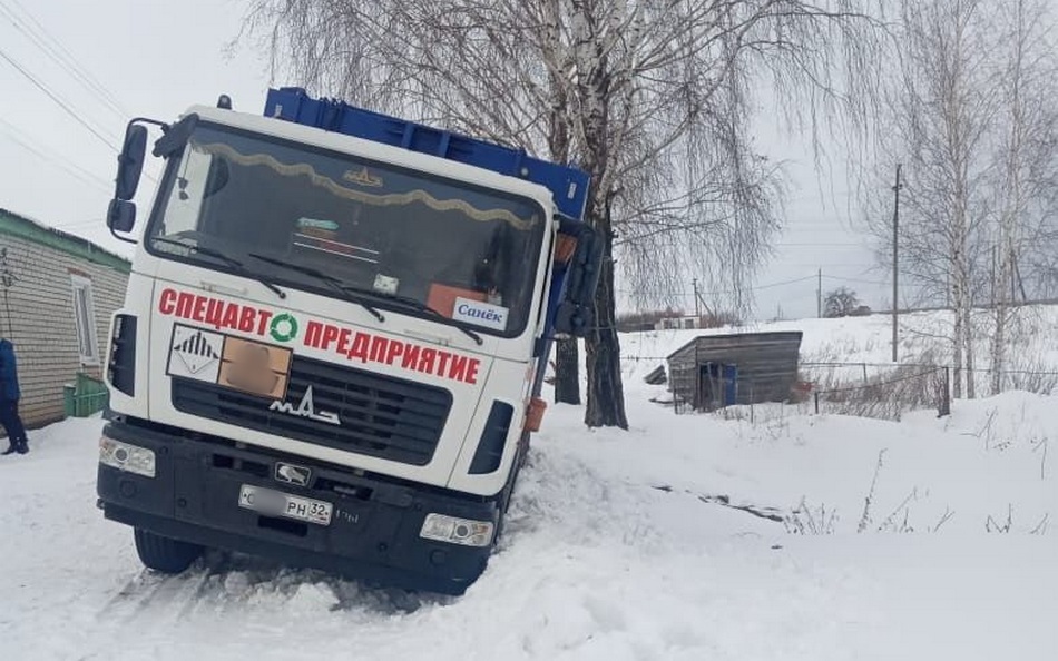 В Брянском районе мусоровоз Санек попал в снежный плен