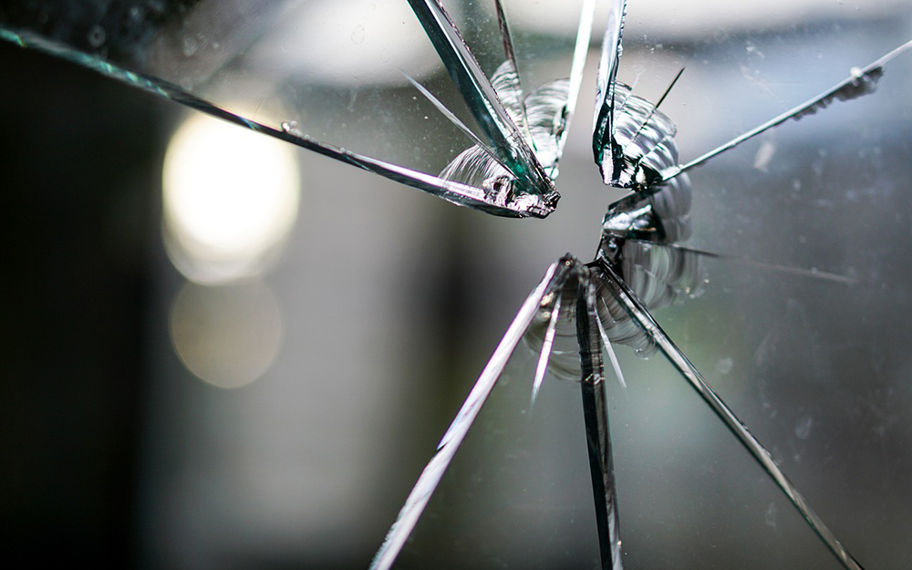 Под Трубчевском агрессивный мужчина разбил окна в доме соседки