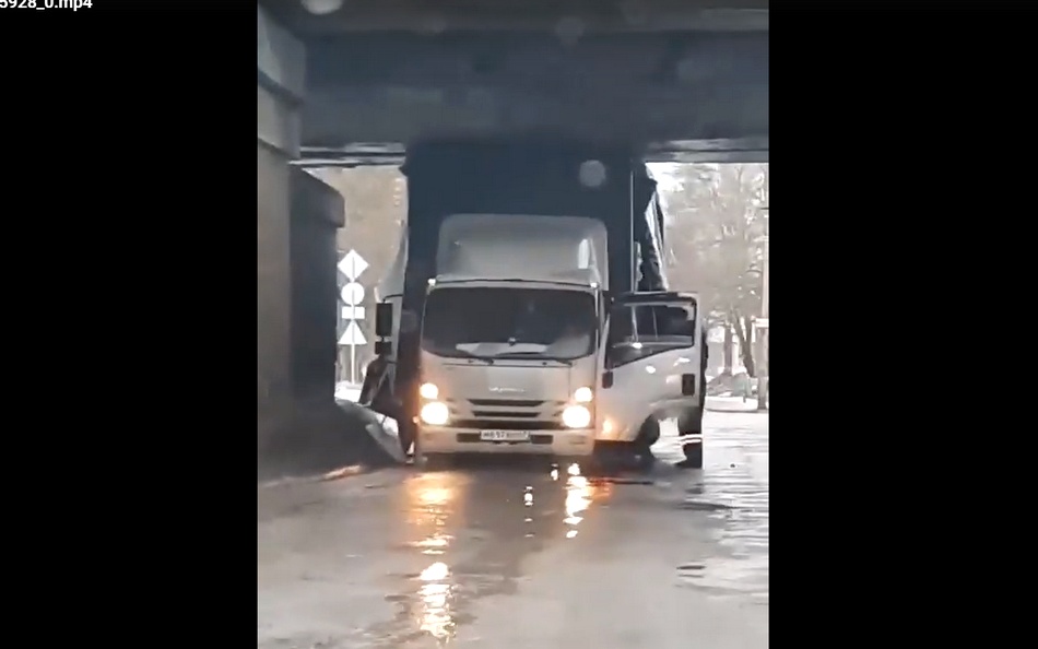 В Дятькове под мостом на улице Фокина застрял грузовик