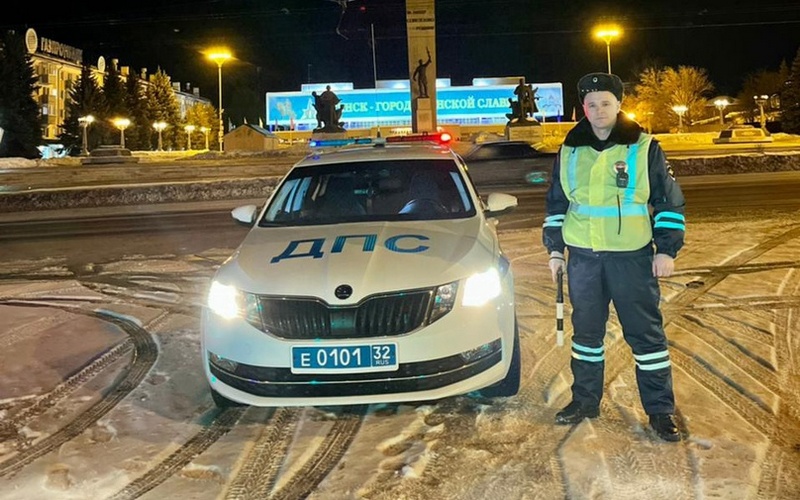 Водитель из Омска поблагодарил брянских автоинспекторов за помощь