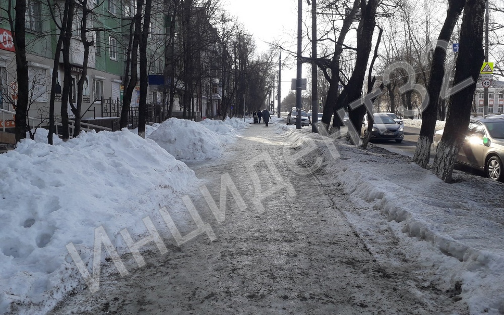 Дорога возле остановки в Бежицком районе Брянска превратилась в каток
