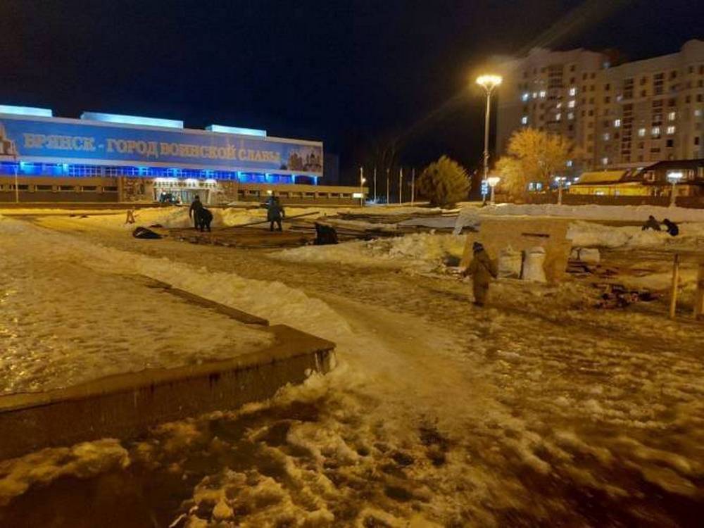 На площади Партизан в Советском районе Брянска закрыли каток