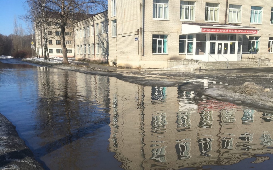 Возле медицинского колледжа в Брянске утонула дорога