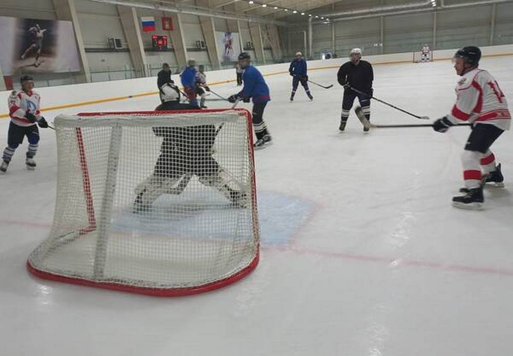 На Брянщине в Жуковке стартовал хоккейный турнир