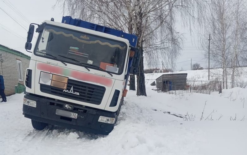 В Жуковке мусоровозы застряли в снегу по пути к зловонным свалкам
