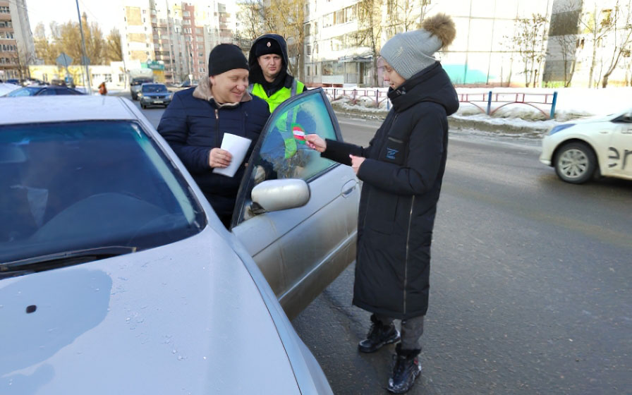 Брянские сотрудники ГИБДД напомнили о безопасности пешеходов с помощью акции