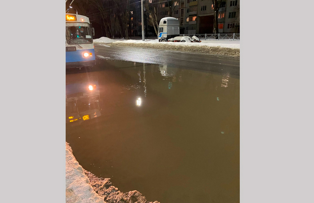 Растаявший снег затопил остановку в 10-м микрорайоне в Брянске