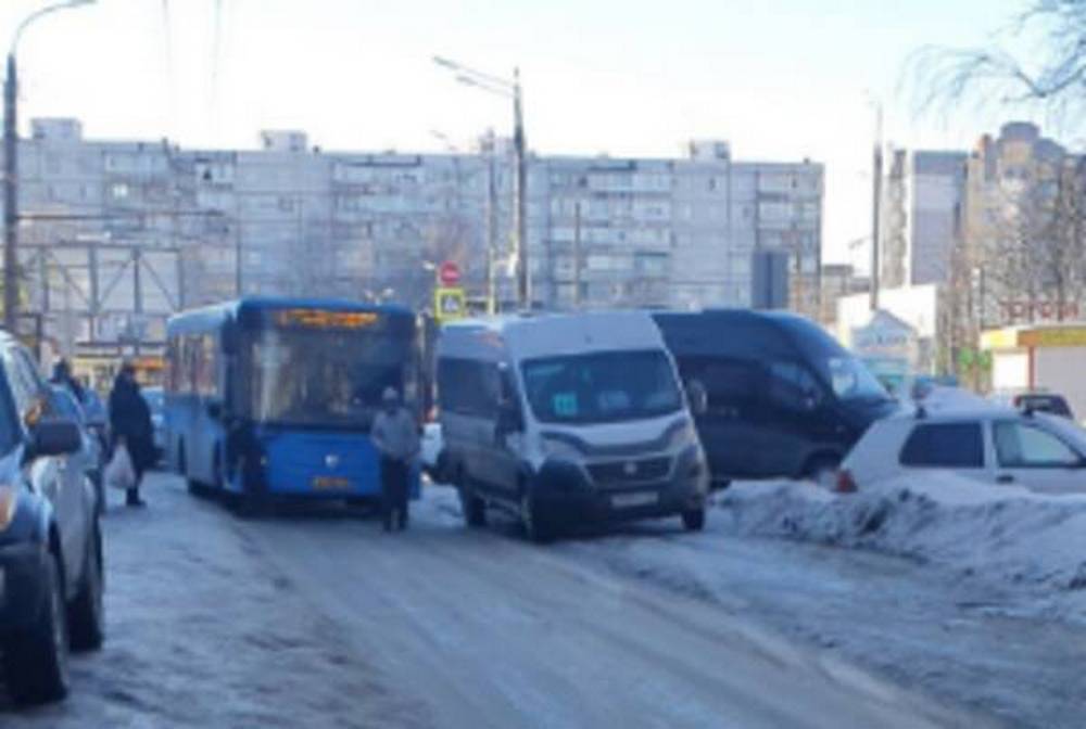 В Советском районе Брянска на Горбатова столкнулись автобус и маршрутка