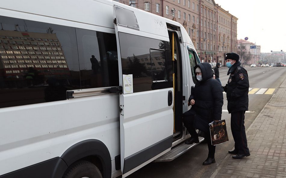 Брянский суд разъяснил, что перевозчики не должны выдавать пассажирам маски