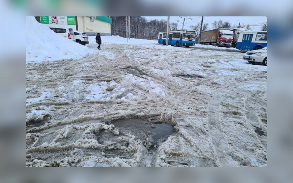 Жители Брянска попросили расчистить от снега дороги в 10-м микрорайоне