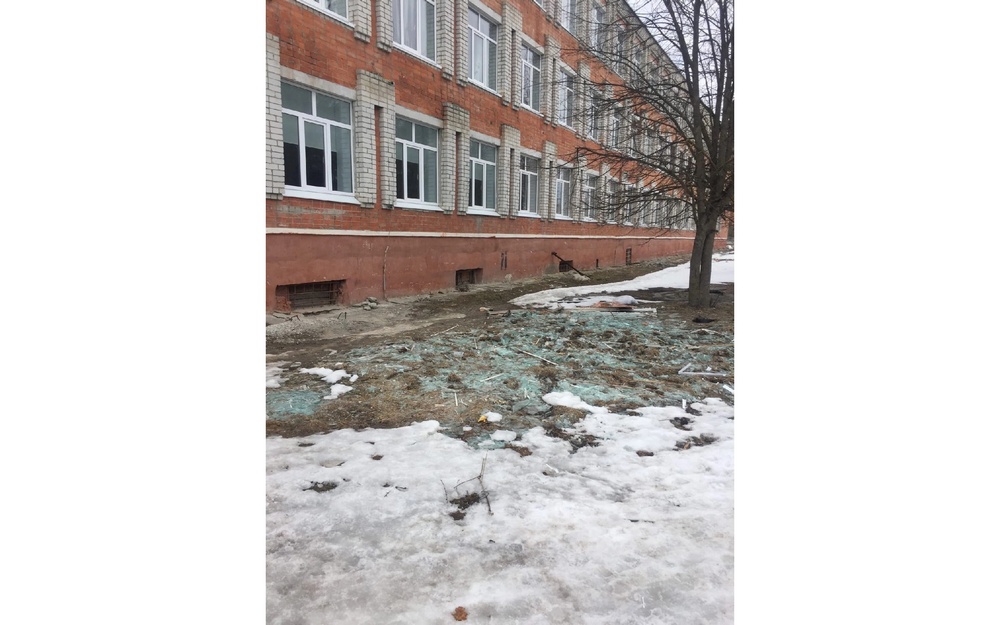 В Фокино двор школы №3 завалили битым стеклом