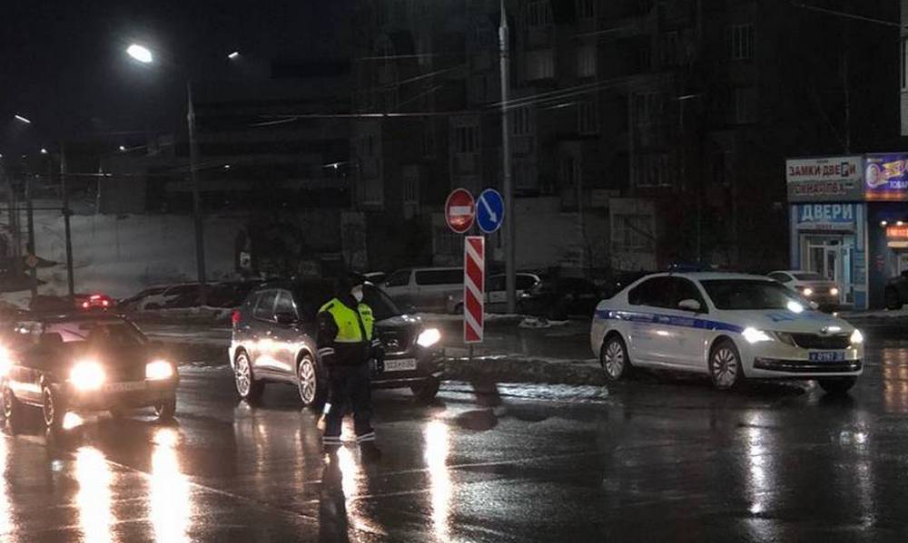 В Брянске на Авиационной улице светофор заменили два полицейских