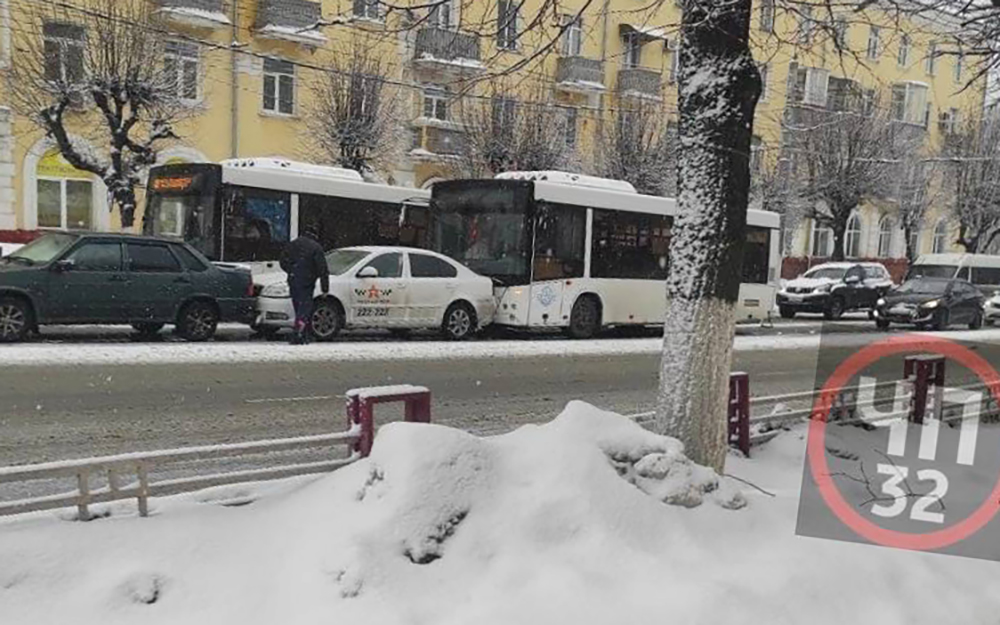 Утром в Брянске столкнулись такси и автобус