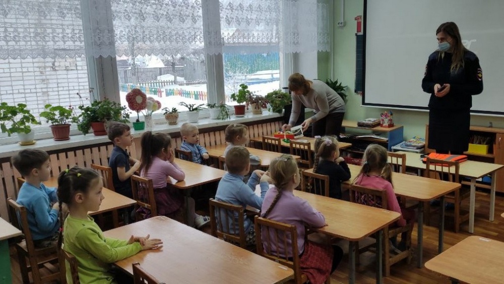 В Жуковке автоинспекторы и юнармейцы объясняют детям о «дорожных ловушках»