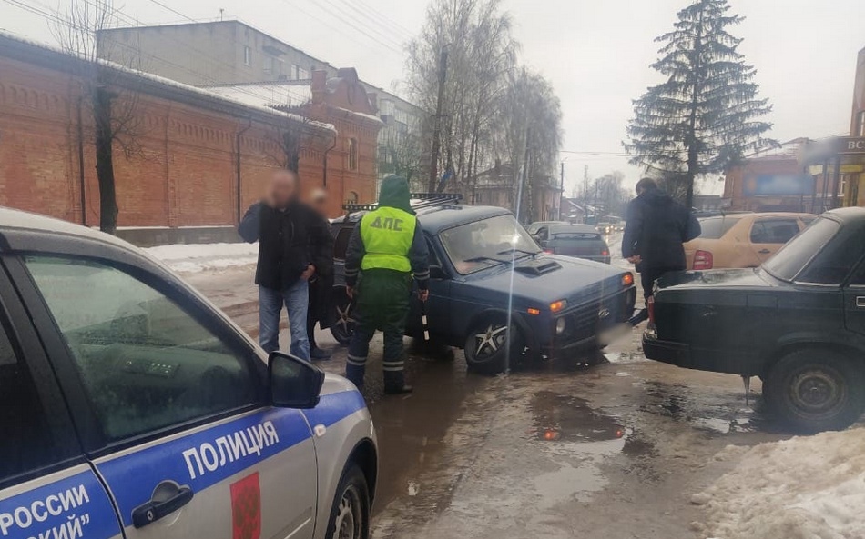 В Трубчевске полицейский помог попавшему в беду водителю с детьми