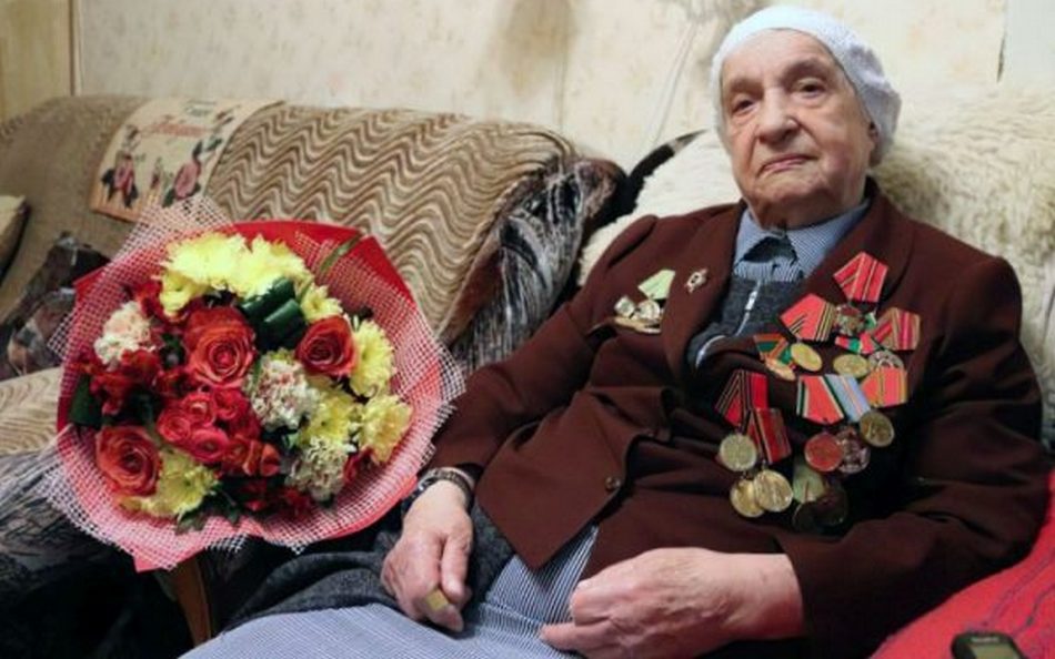 Участницу Сталинградской битвы Татьяну Хруцкую поздравили с годовщиной победы