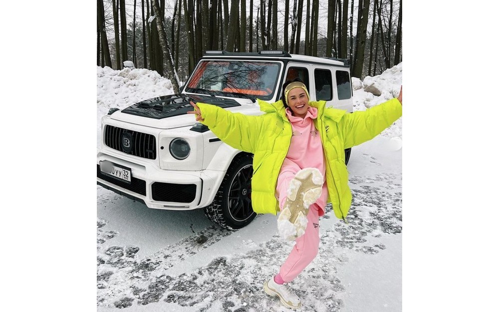Брянская красотка Пинчук показала свой Mercedes за 24 миллиона рублей