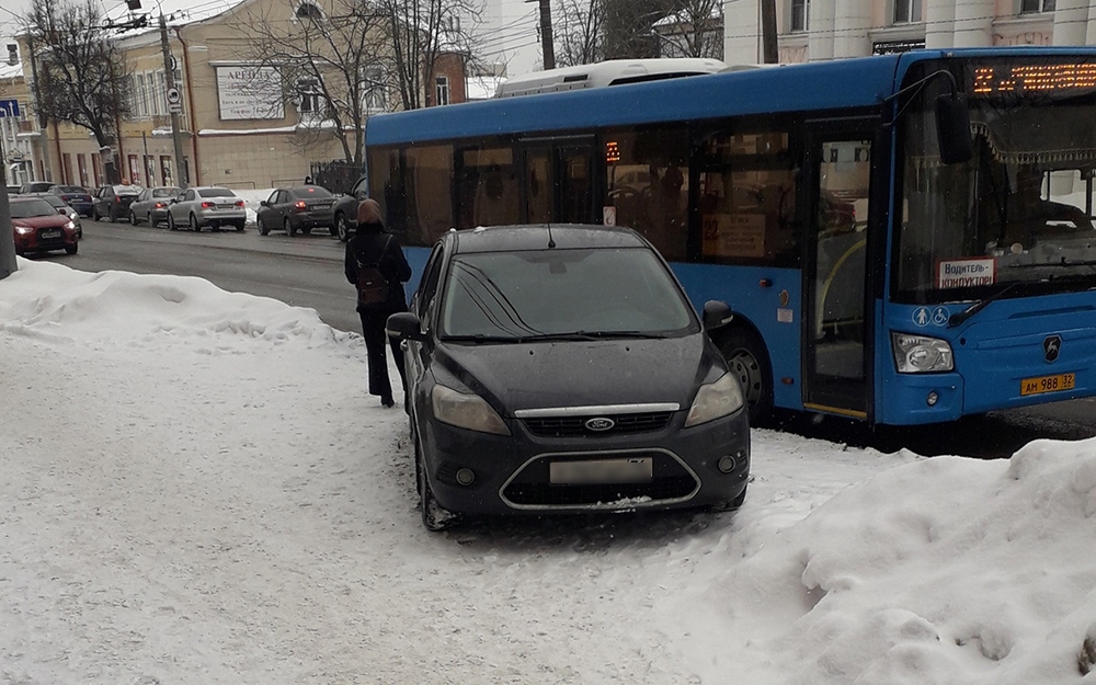 В Брянске нашли автохама, который припарковался на остановке «Сквер Кравцова»