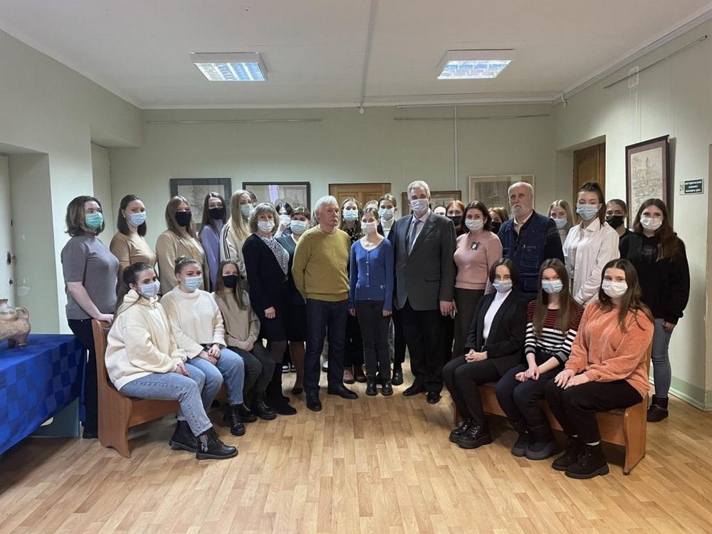 Народный мастер России Александр Хомрачев впечатлил брянских студентов полотнами на бересте